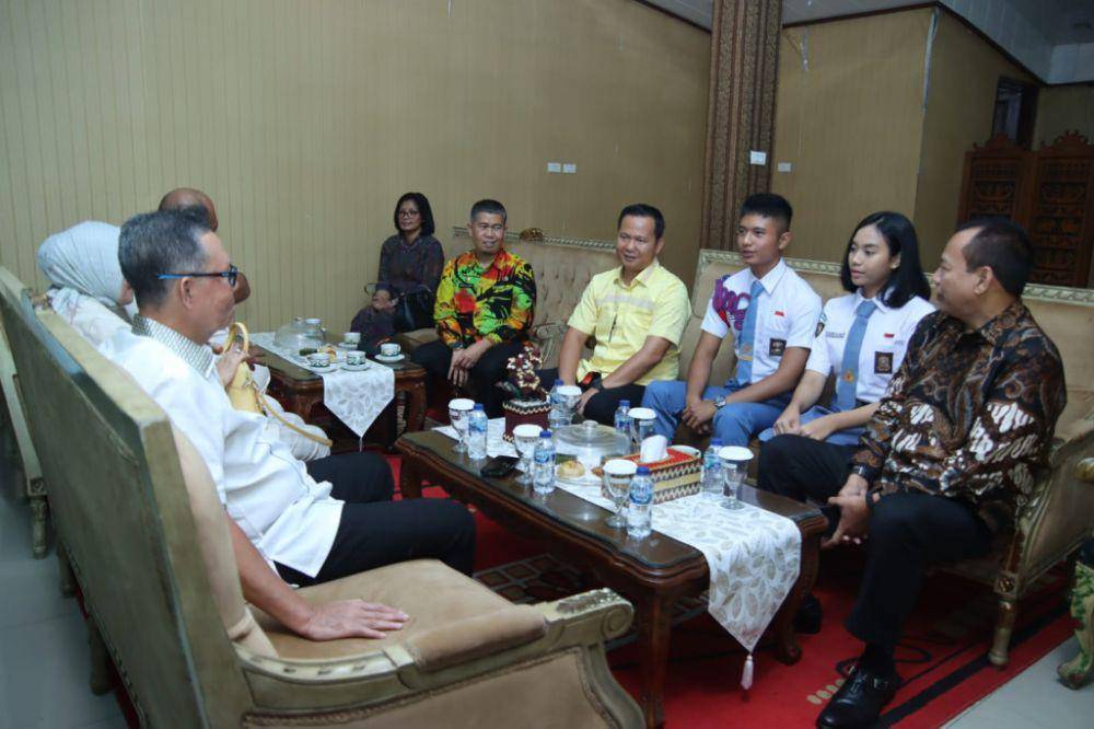 Agita Nazara dan Frans Timothy Prawira Siallagan, dua pelajar terpilih menjadi Anggota Paskibraka Nasional 2023 perwakilan Lampung. (Dok. Pemprov Lampung).