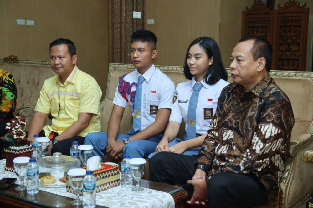 Agita Nazara dan Frans Timothy Prawira Siallagan, dua pelajar terpilih menjadi Anggota Paskibraka Nasional 2023 perwakilan Lampung. (Dok. Pemprov Lampung).