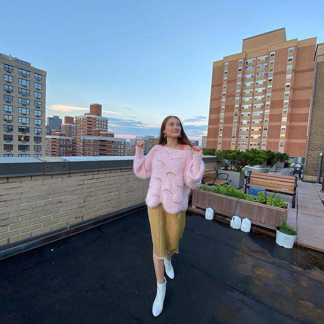 gaya feminim Lola Tung (instagram.com/lola.tung)