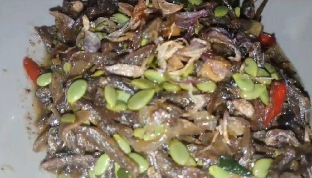tumis teri lamtoro (youtube.com/Ika Mardatillah)