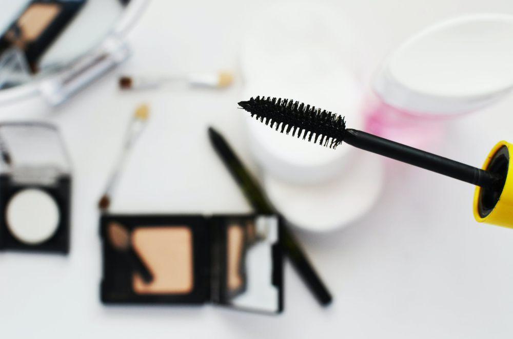 6 Tips Pakai Maskara Agar Gak Menggumpal, Bikin Lentik dan Tebal!