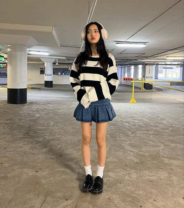 ide padu padan mini skirt ala Saranghoe (instagram.com/sarang.hoe)
