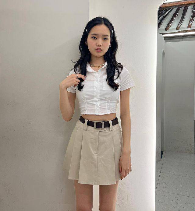 ide padu padan mini skirt ala Saranghoe (instagram.com/sarang.hoe)