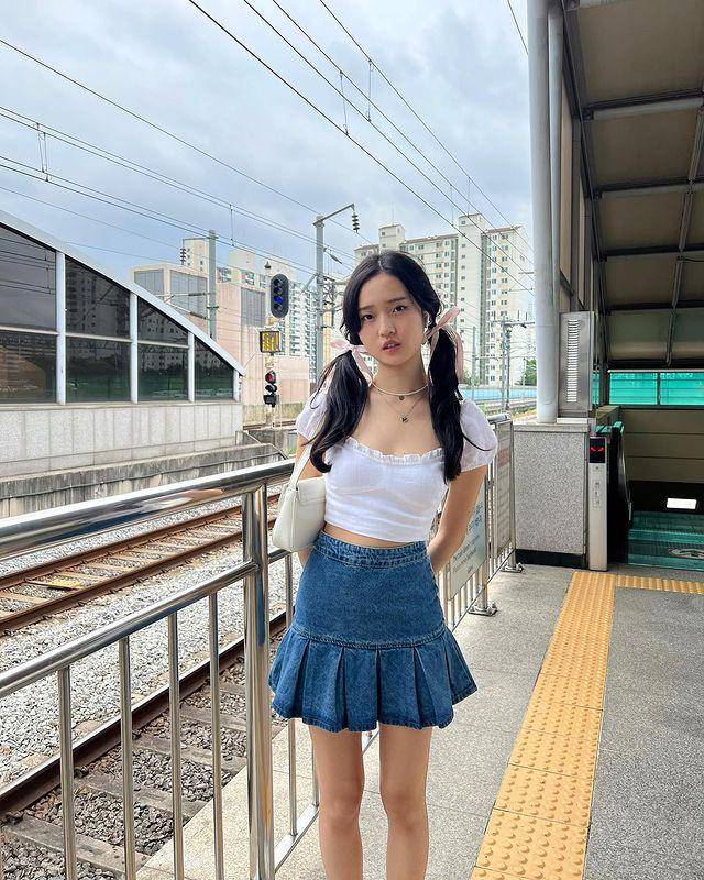 ide padu padan mini skirt ala Saranghoe (instagram.com/sarang.hoe)