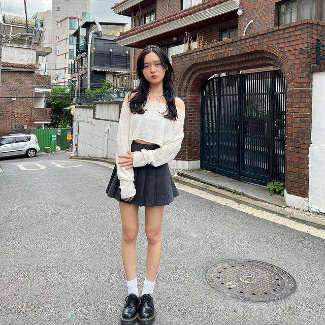 ide padu padan mini skirt ala Saranghoe (instagram.com/sarang.hoe)