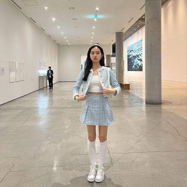 ide padu padan mini skirt ala Saranghoe (instagram.com/sarang.hoe)