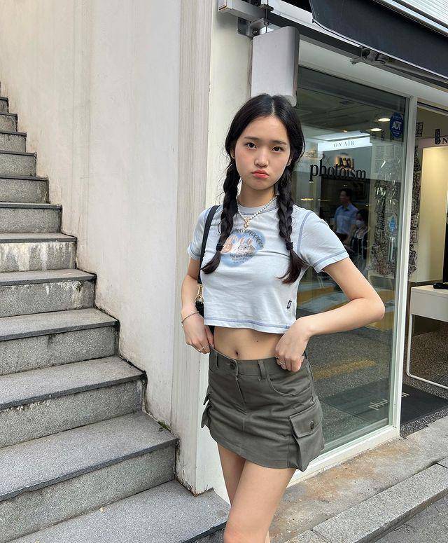 ide padu padan mini skirt ala Saranghoe (instagram.com/sarang.hoe)