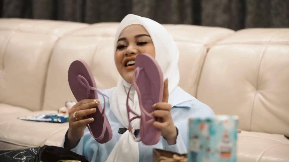 Aurel buka kado ultah (YouTube.com/Aurelie Atta)