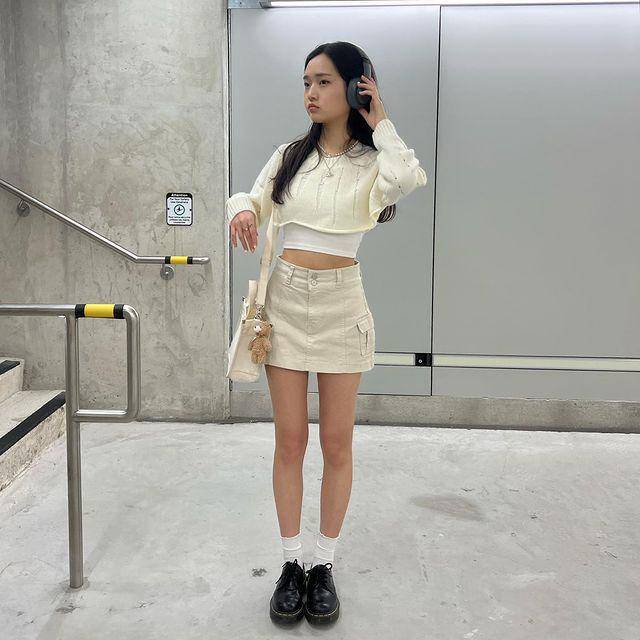 ide padu padan mini skirt ala Saranghoe (instagram.com/sarang.hoe)