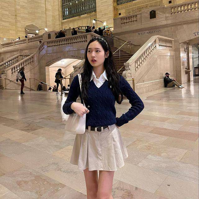 ide padu padan mini skirt ala Saranghoe (instagram.com/sarang.hoe)