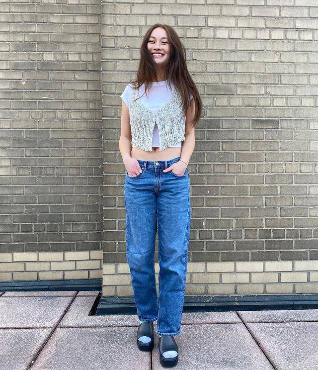 gaya feminim Lola Tung (instagram.com/lola.tung)