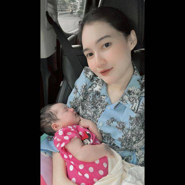 Nella Kharisma momong anak. (instagram.com/nellakharisma)