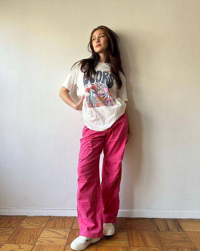 gaya feminim Lola Tung (instagram.com/lola.tung)