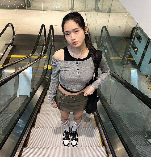 ide padu padan mini skirt ala Saranghoe (instagram.com/sarang.hoe)