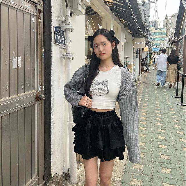 ide padu padan mini skirt ala Saranghoe (instagram.com/sarang.hoe)