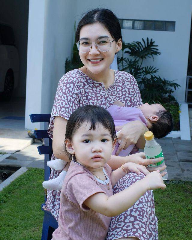 Nella Kharisma momong anak. (instagram.com/nellakharisma)