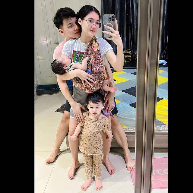 Nella Kharisma momong anak. (instagram.com/nellakharisma)