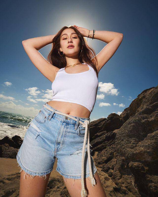 gaya feminim Lola Tung (instagram.com/lola.tung)