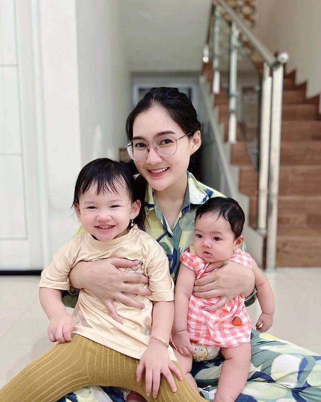 Nella Kharisma momong anak. (instagram.com/doryharsa)