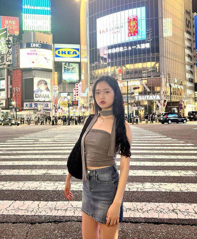 ide padu padan mini skirt ala Saranghoe (instagram.com/sarang.hoe)