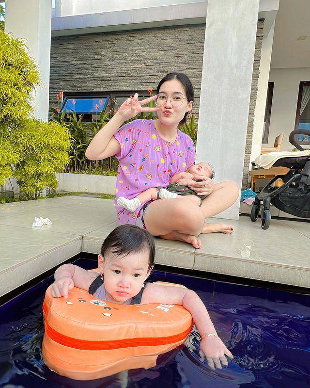 Nella Kharisma momong anak. (instagram.com/nellakharisma)