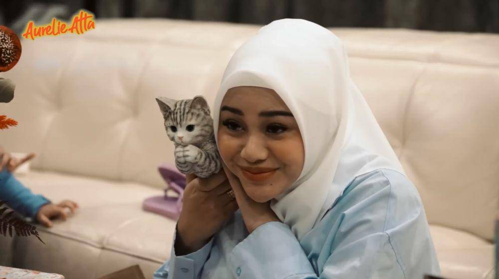 Aurel buka kado ultah (YouTube.com/Aurelie Atta)
