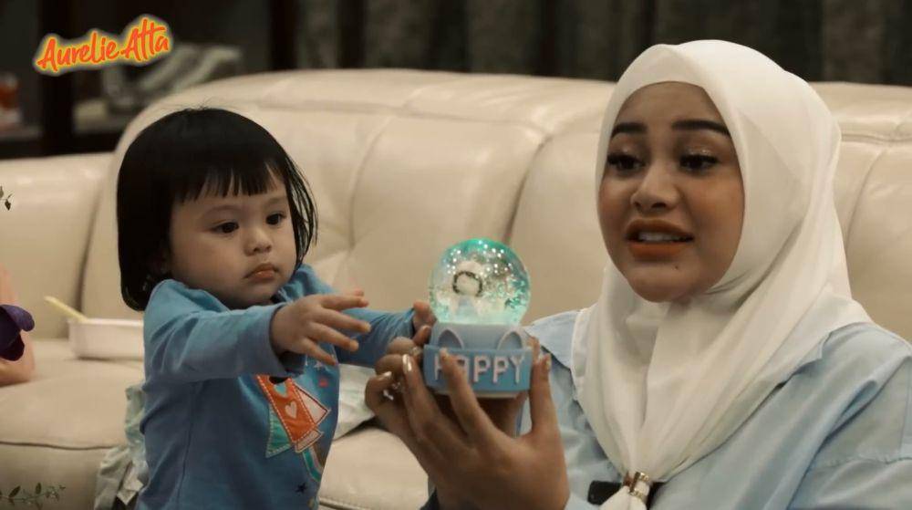 Aurel buka kado ultah (YouTube.com/Aurelie Atta)