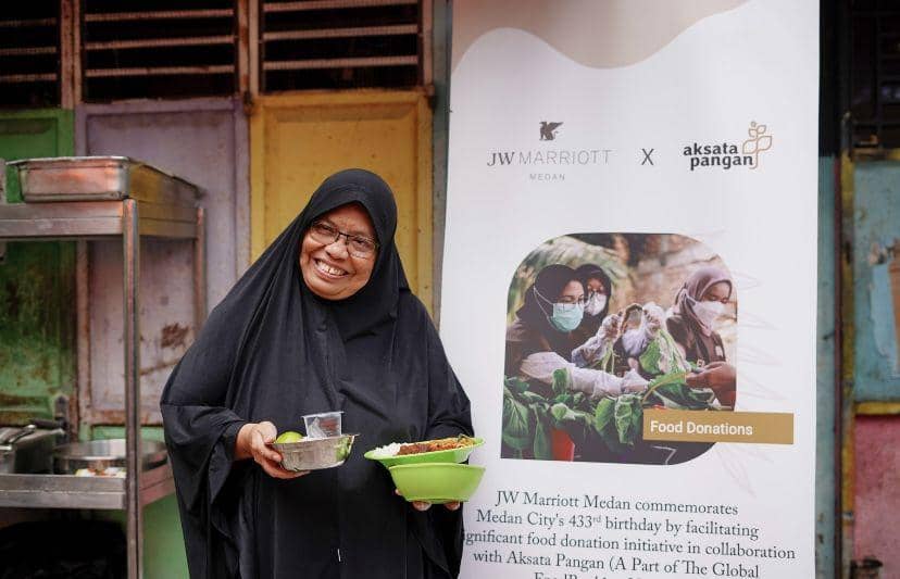Gandeng Bank Pangan, JW Marriott Bagi Makanan di Kampung Sejahtera