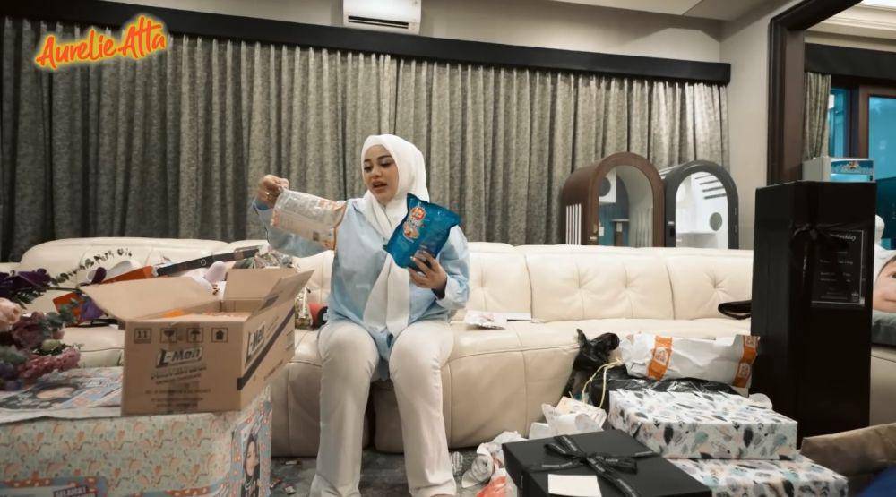 Aurel buka kado ultah (YouTube.com/Aurelie Atta)