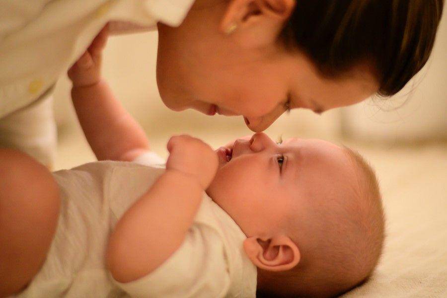 ilustrasi bayi dan ibu (unsplash.com/Ana Tablas)