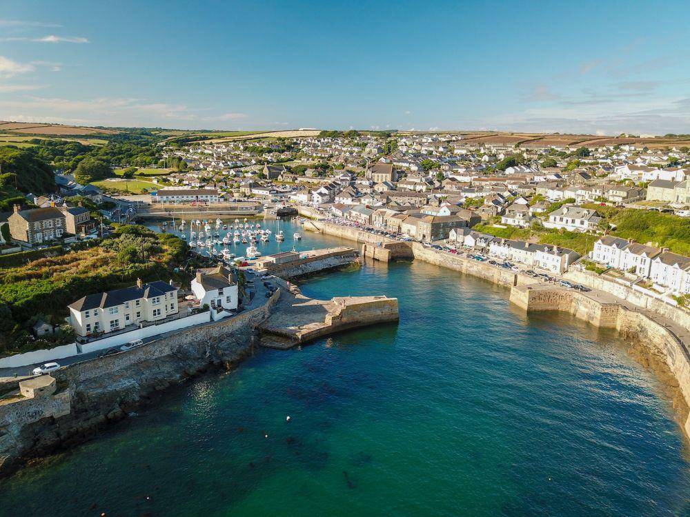 Potret Porthleven Harbor di Cornwall, Inggris (unsplash.com/@darren_james_photography)