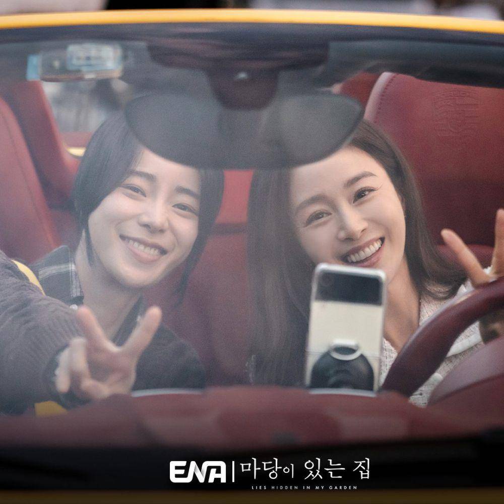 Lim Ji Yeon dan Kim Tae Hee di balik layar Lies Hidden in My Garden (twitter.com/channel_ENA)