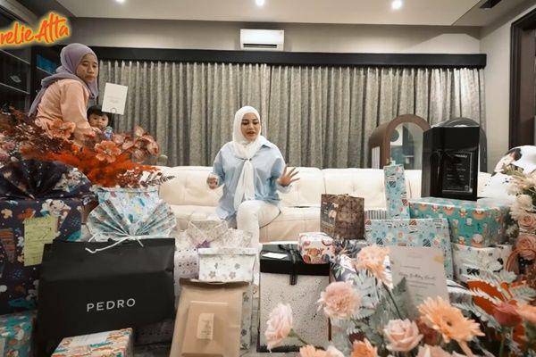 Aurel buka kado ultah (YouTube.com/Aurelie Atta)