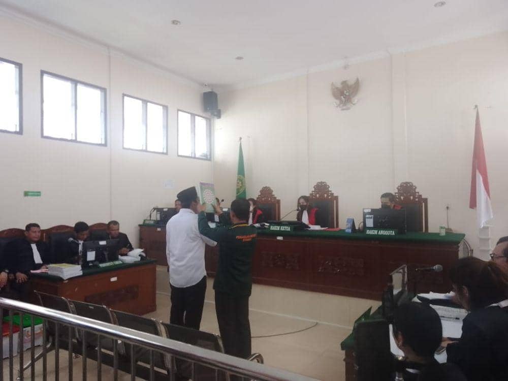 Warga yang padati ruang pengadilan stabat saksikan sidang pembunuhan Paino, agenda saksi Mahkota. (IDN Times/ Bambang Suhandoko)