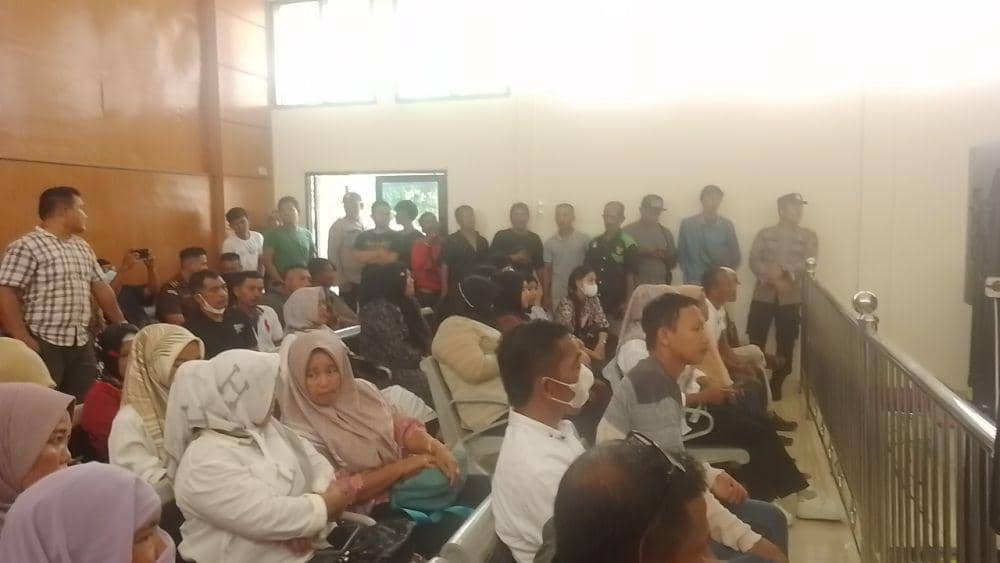 Warga yang padati ruang pengadilan stabat saksikan sidang pembunuhan Paino, agenda saksi Mahkota. (IDN Times/ Bambang Suhandoko)