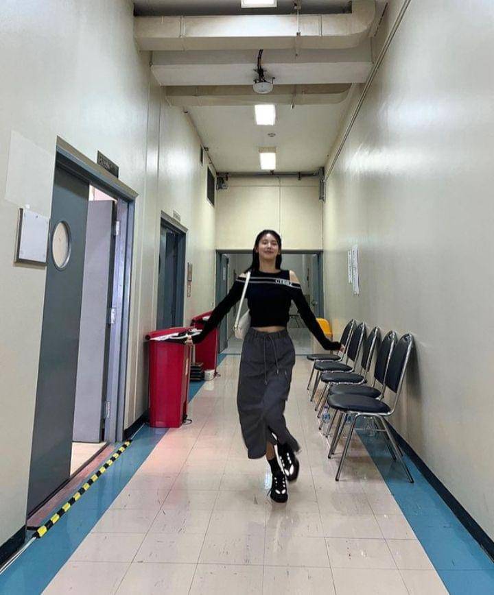 outfit jalan-jalan ala Miyeon (G)I-DLE (instagram.com/noodle.zip)