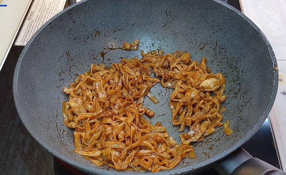 ilustrasi memasak mie tiaw goreng telur (youtube.com/Home Cooking with Somjut)