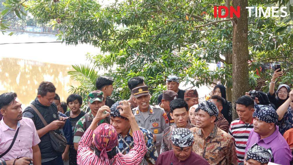 Gubernur Jateng Ganjar Pranowo dipakaikan udeng saat masuk ke Desa Wisata Lerep Ungaran. (IDN Times/Fariz Fardianto)