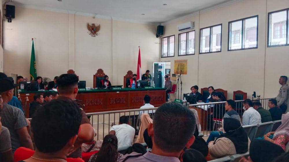 Warga yang padati ruang pengadilan stabat saksikan sidang pembunuhan Paino, agenda saksi Mahkota. (IDN Times/ Bambang Suhandoko)