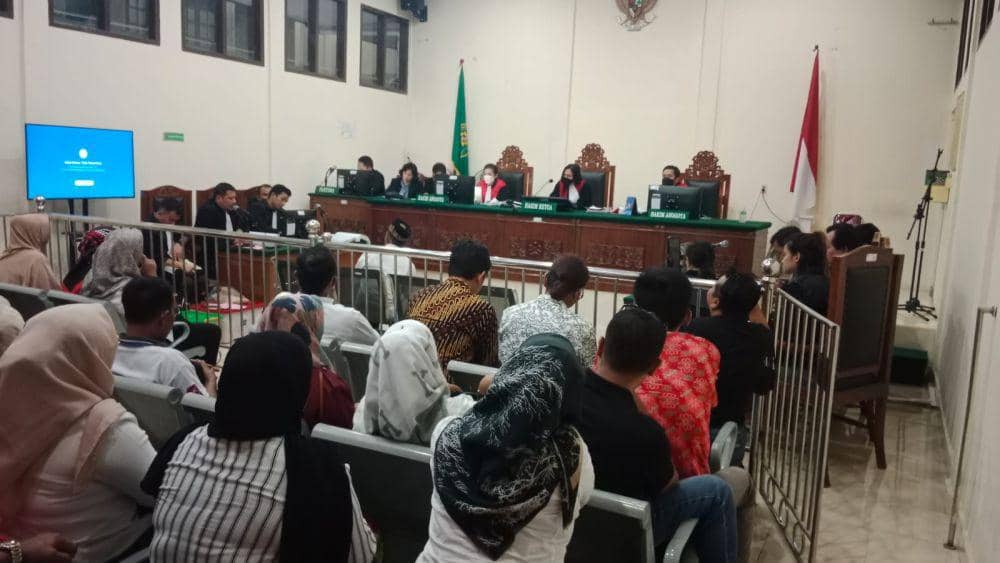 Warga yang padati ruang pengadilan stabat saksikan sidang pembunuhan Paino, agenda saksi Mahkota. (IDN Times/ Bambang Suhandoko)