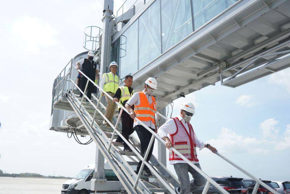 Bupati Kediri Hanindhito Himawan Pramana mendampingi Menteri Perhubungan Budi Karya Sumadi meninjau perkembangan proyek pembangunan Bandara Dhoho Kediri, Jumat (14/7/2023). (Dok. Pemkab Kediri)