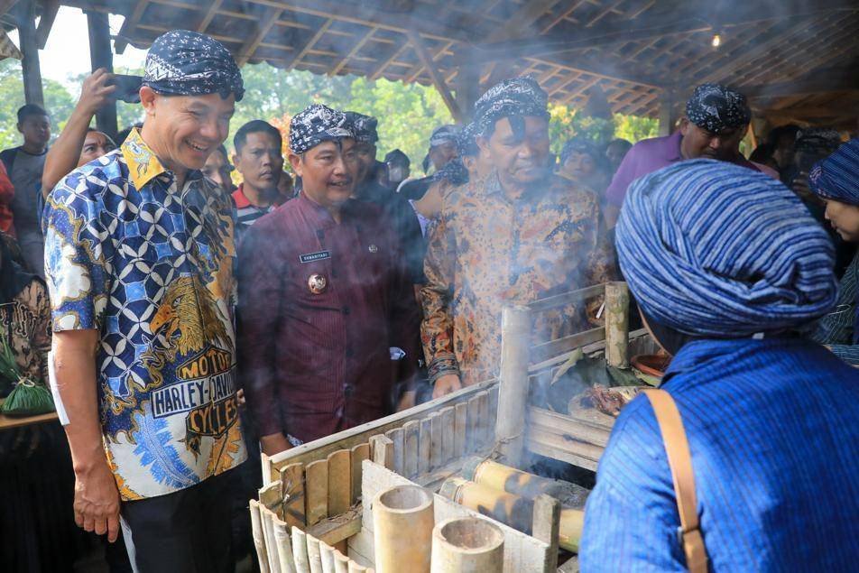 Gubernur Jateng Ganjar Pranowo dan Wali Kota Pariaman Genius Umar di Desa Wisata Lerep Ungaran. (IDN Times/Dok Humas Pemprov Jateng)