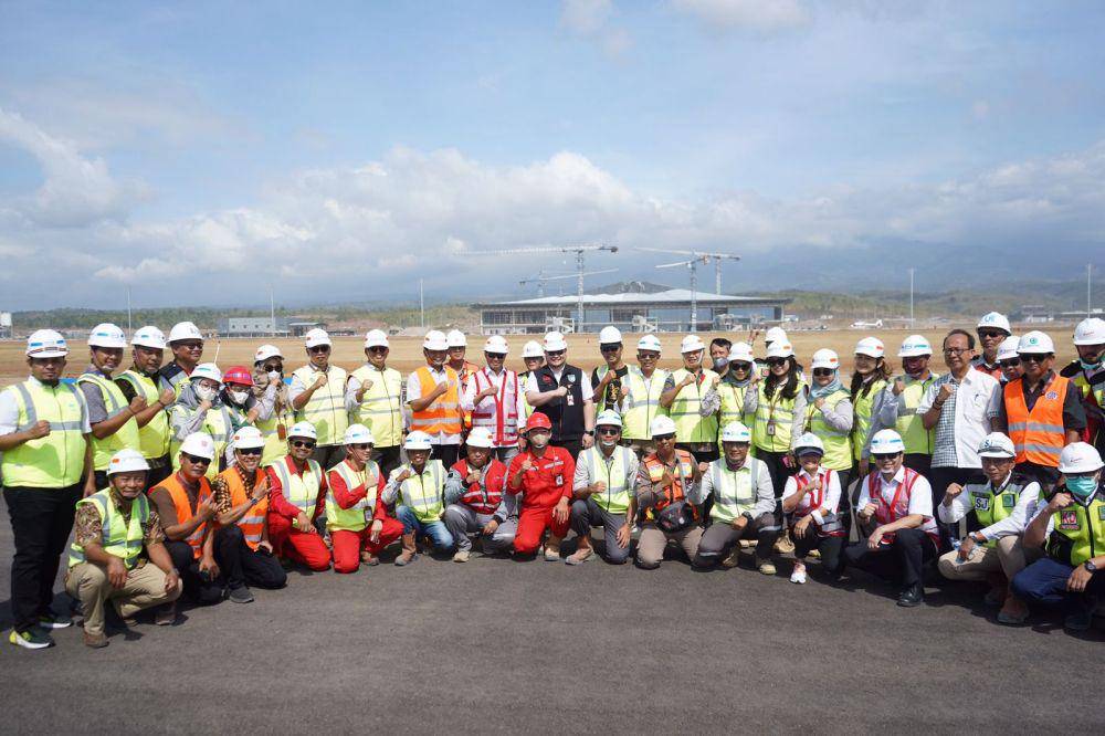Bupati Kediri Hanindhito Himawan Pramana mendampingi Menteri Perhubungan Budi Karya Sumadi meninjau perkembangan proyek pembangunan Bandara Dhoho Kediri, Jumat (14/7/2023). (Dok. Pemkab Kediri)