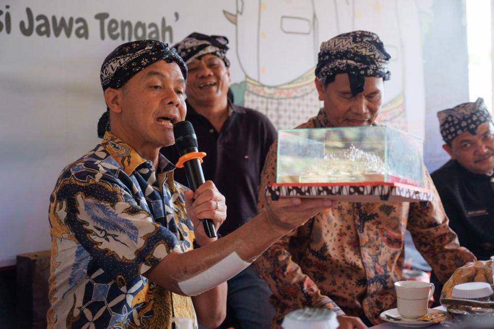 Gubernur Jawa Tengah Ganjar Pranowo dan Wali Kota Pariaman Genius Umar saat berbincang sambil menerima cinderamata khas Pariaman. (IDN Times/Dok Humas Pemprov Jateng)