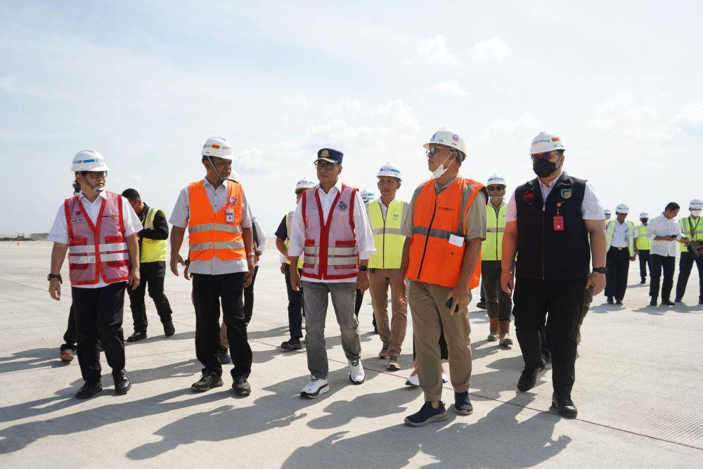 Bupati Kediri Hanindhito Himawan Pramana mendampingi Menteri Perhubungan Budi Karya Sumadi meninjau perkembangan proyek pembangunan Bandara Dhoho Kediri, Jumat (14/7/2023). (Dok. Pemkab Kediri)
