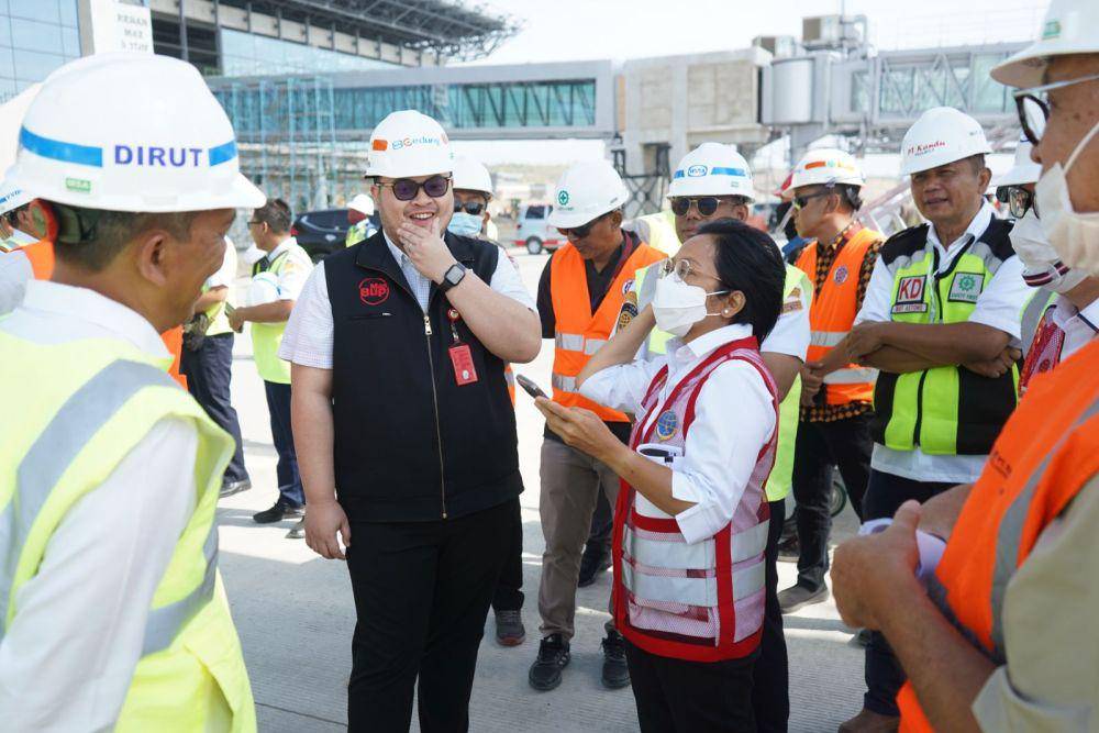 Bupati Kediri Hanindhito Himawan Pramana mendampingi Menteri Perhubungan Budi Karya Sumadi meninjau perkembangan proyek pembangunan Bandara Dhoho Kediri, Jumat (14/7/2023). (Dok. Pemkab Kediri)