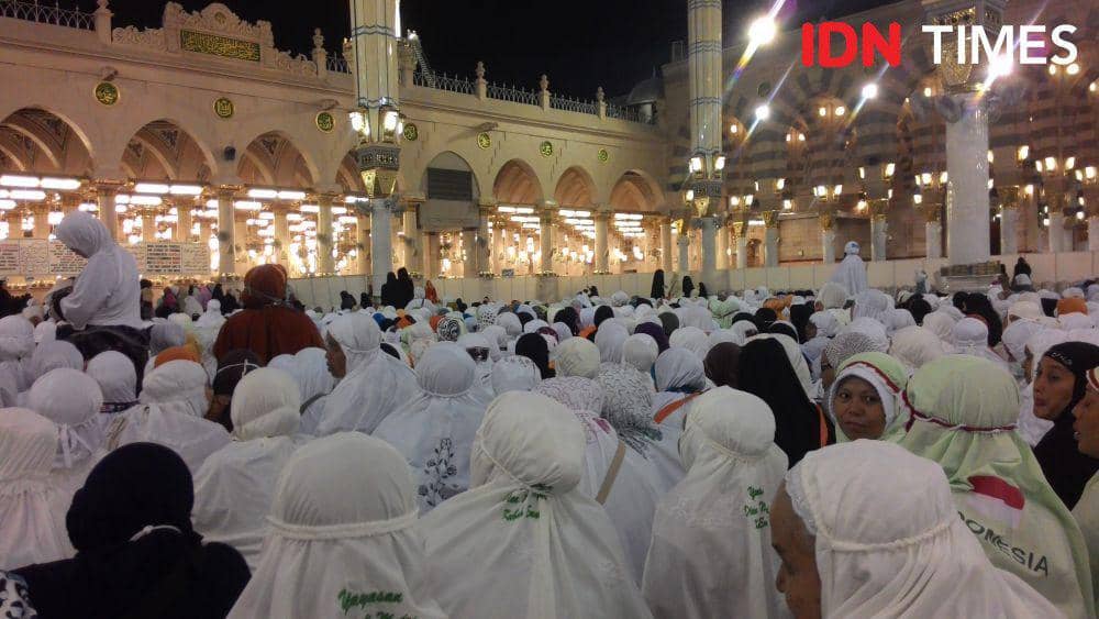 Suasana Masjid Nabawi, Madinah yang dipenuhi oleh Jamaah di tengah musim haji. (IDN Times/Umi Kalsum)
