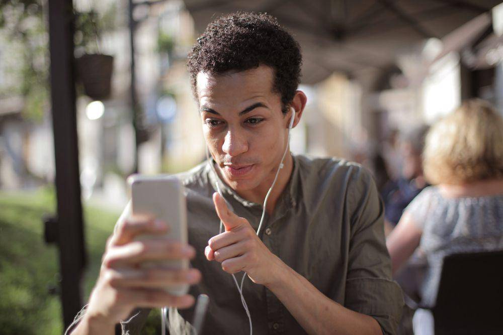 Ilustrasi seseorang melakukan videocall (pexels.com/Andrea Piacquadio)