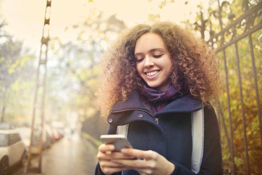 Ilustrasi seseorang sedang chatting (pexels.com/Andrea Piacquadio)