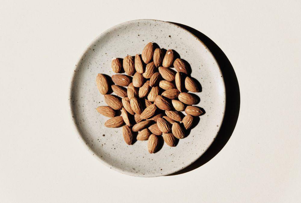 ilustrasi kacang almond (unsplash.com/@molnj)